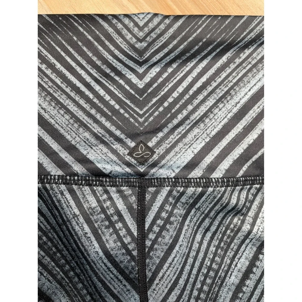 Prana Womens Grey Black Chevron Stripe‎ High Rise Athletic Yoga Shorts Size M
